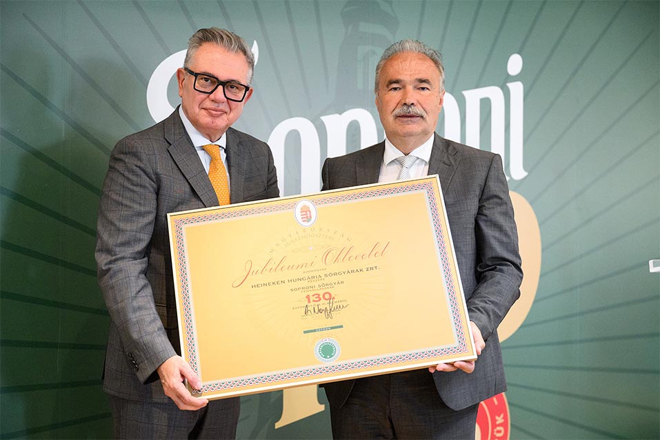Dr. Nagy István átadja Nikos Zoisnak a Jubileumi Oklevelet